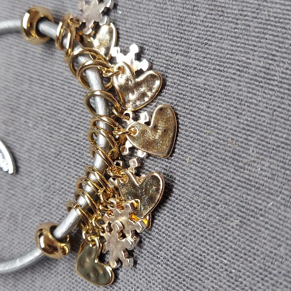 Vintage Demdaco Silver Gold Tone Snowflake Heart Charm Bangle Statement Bracelet - Picture 3 of 4